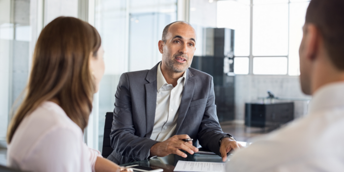 Consulente affidabile che parla con clienti